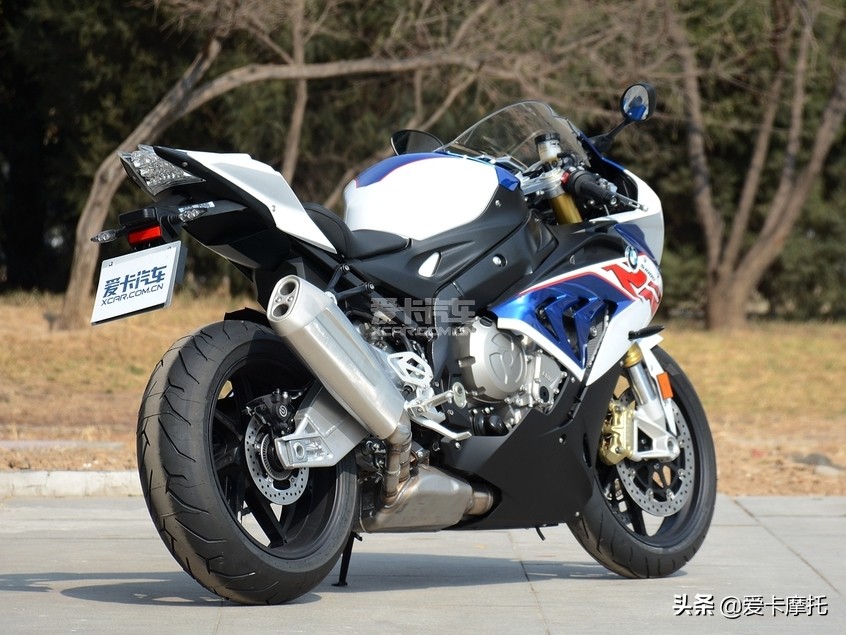 小姐姐骑着粉红色的仿赛摩托车,仿赛摩托车低座推荐