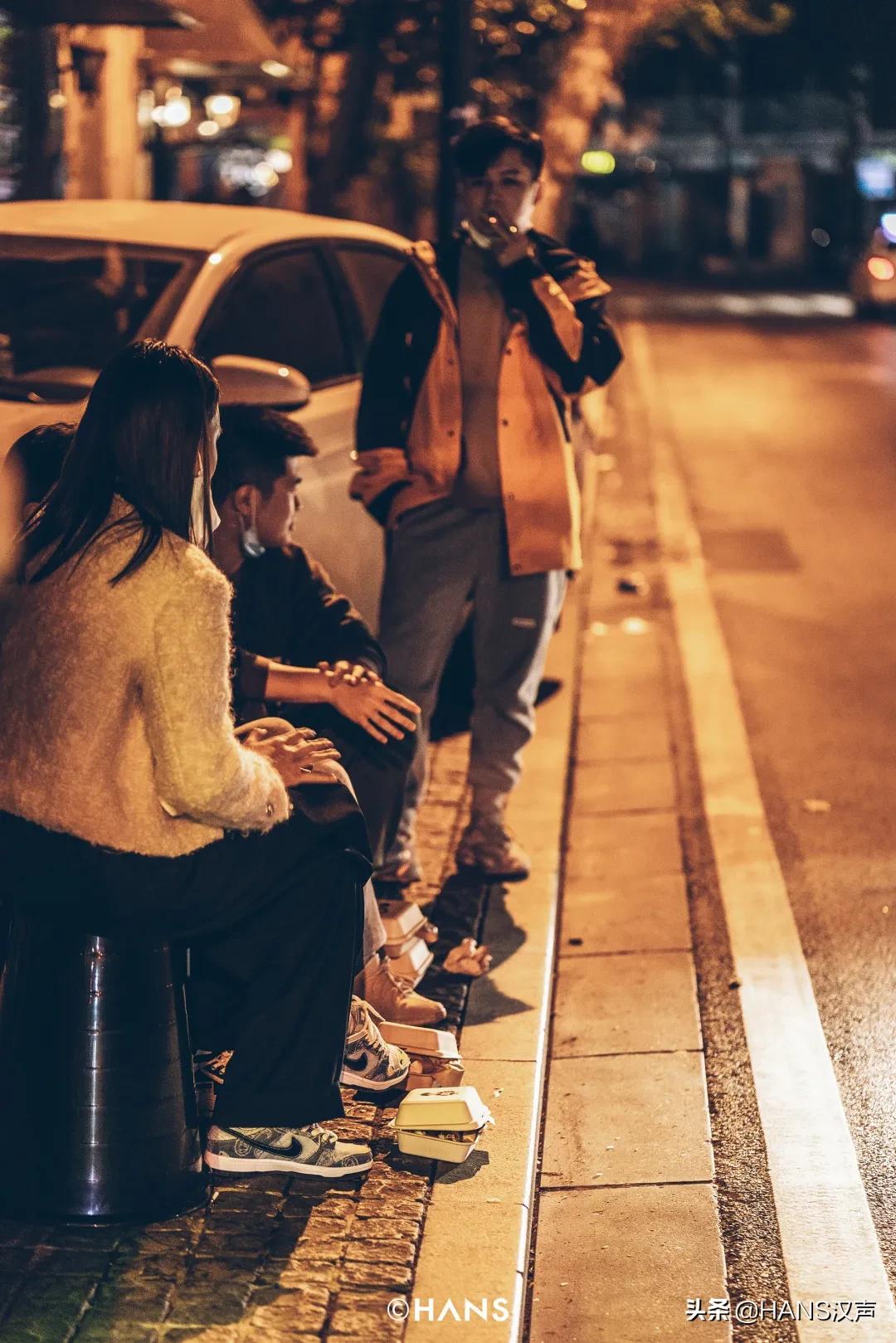 武汉神秘三角地，马路牙子上的通宵派对