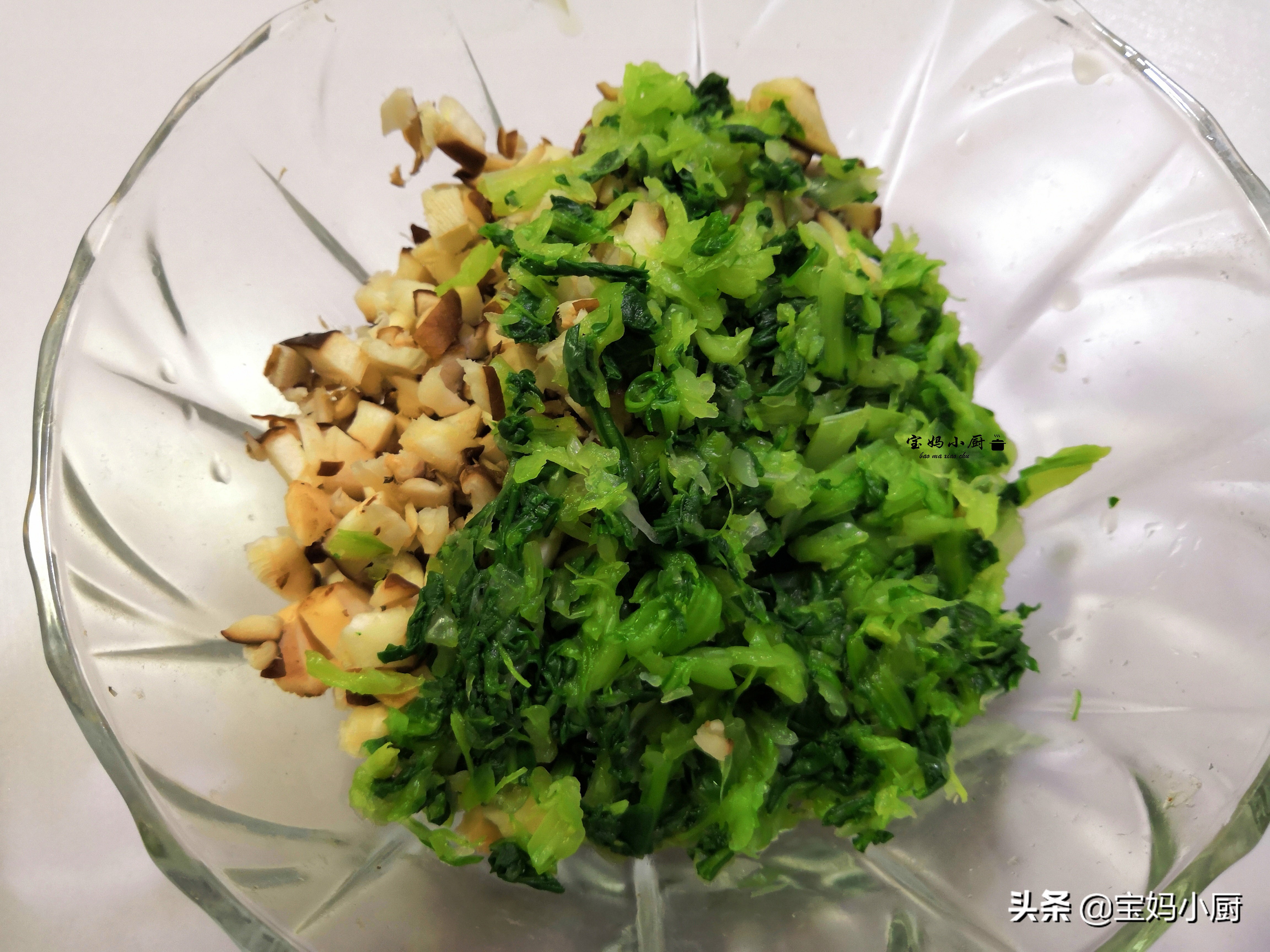 蒸饺皮硬，是你和面的水没用对，照着做，软乎乎，放一天都不硬