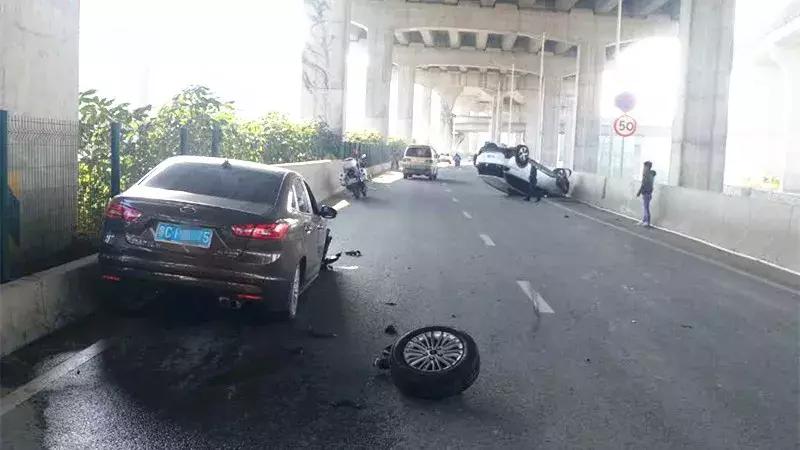 男子开福特去上课，半路掉头竟猛撞标致，轮胎当场飞出负全责