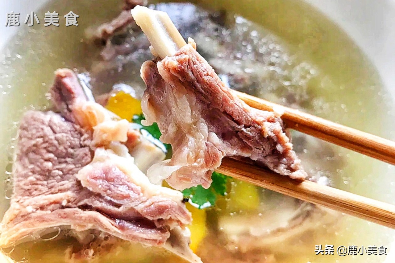 羊肉一煮就碎了是怎么回事,羊肉怎么炖才不发黑