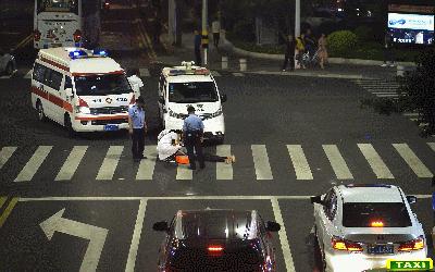 奇葩男子爬上岗亭睡大觉,奇葩男子睡马路