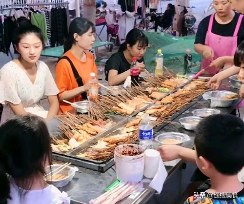 摆地摊做什么小吃最赚钱又简单,十种躺着都能赚钱的地摊小吃