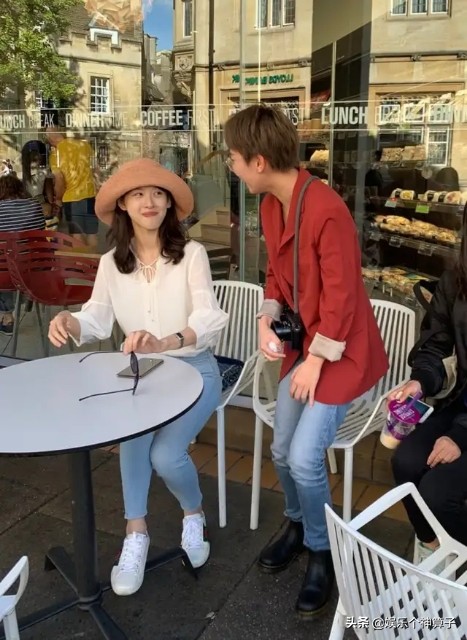 章泽天国外生活很惬意看球赛忙应酬，网友：简直就是在度假