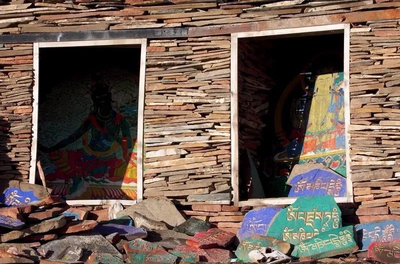 玛尼石凝固在石头上的信仰,玛尼石藏文