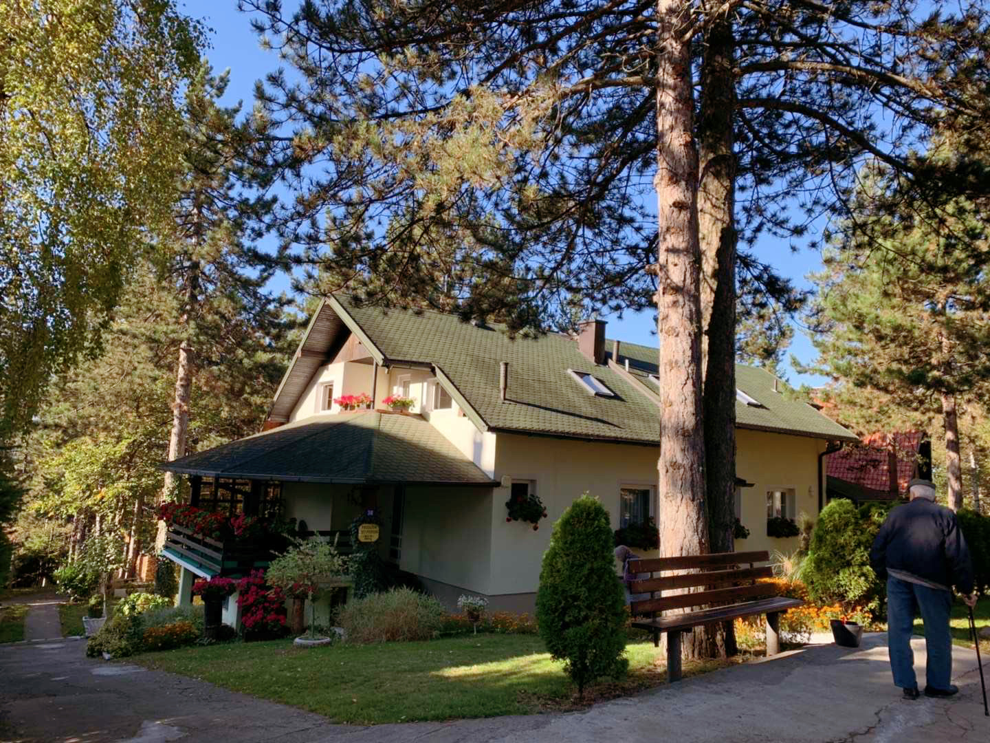 足球少年的小木屋很酷、“圣诞小镇”的秋天很美