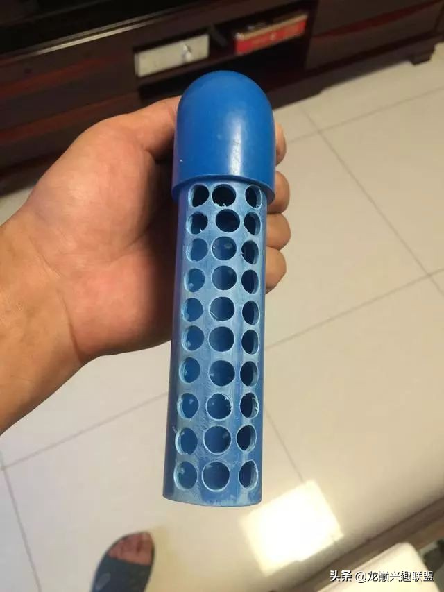 垃圾桶旁边的四方鱼缸，捡回去养了一缸金鱼，别说还挺不错