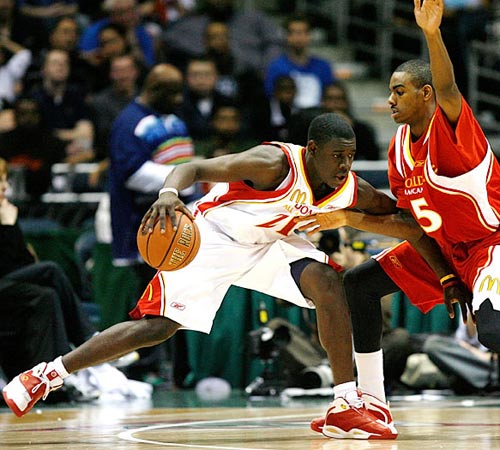 詹姆斯和萨瓦娜在科比面前秀恩爱,詹姆斯加冕历史得分王萨瓦娜镜头