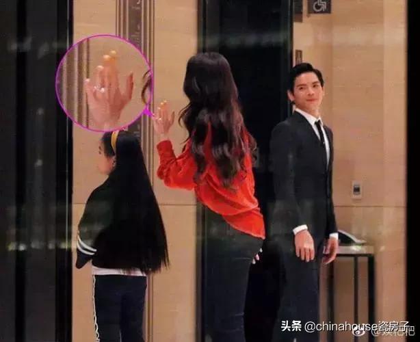 别琢磨怎么学郭碧婷秀钻戒了,在它面前“鸽子蛋”都会黯然失色!