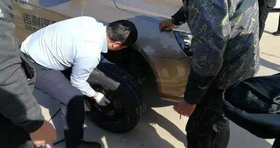 车轮被人恶意砸了怎么办,车轮被别人恶意扎了怎么办