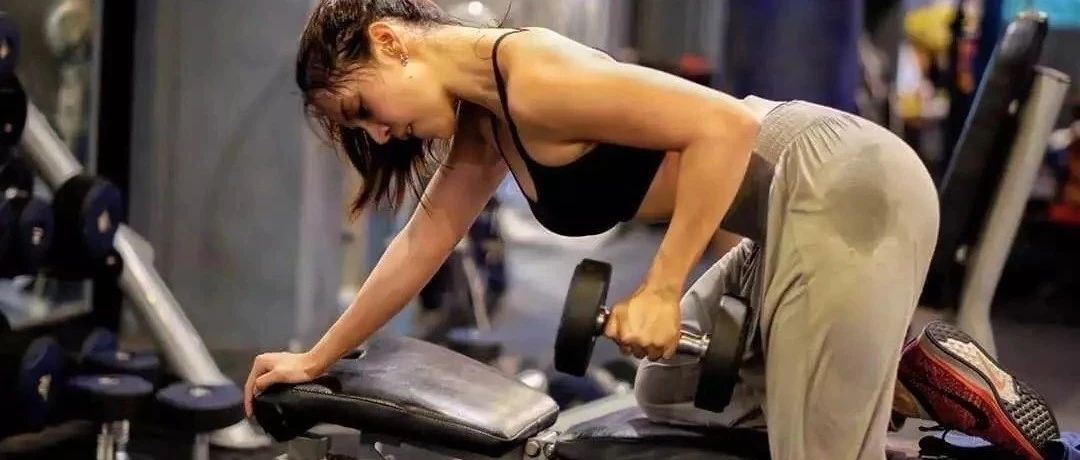 翘臀正妹只穿睡裙深蹲，这画面直男根本受不了......