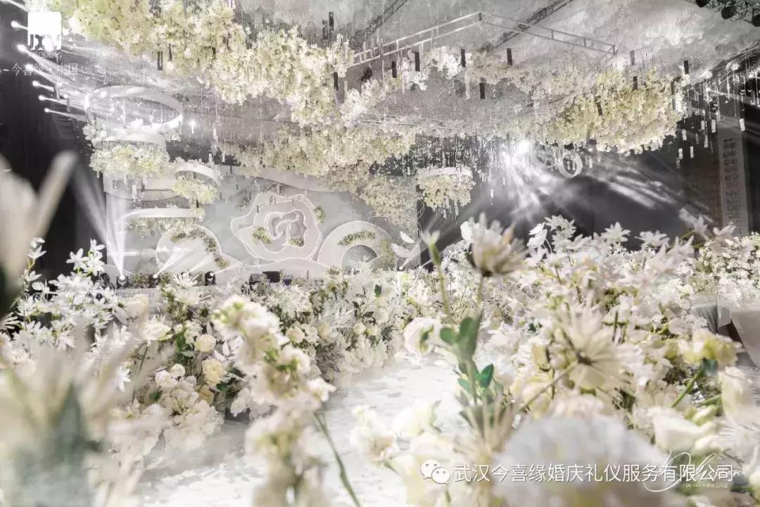 法式白绿色草坪婚礼布置,白绿色系婚礼调色教程