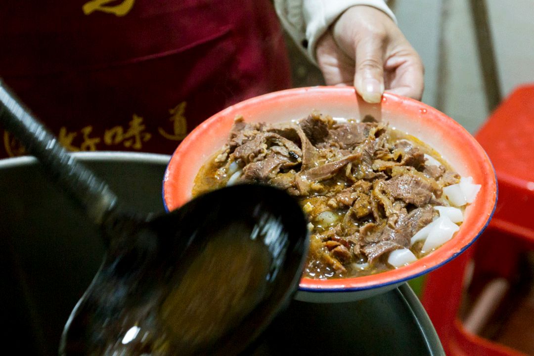 吃完整条恩施街，发现住在青山的才是人生赢家