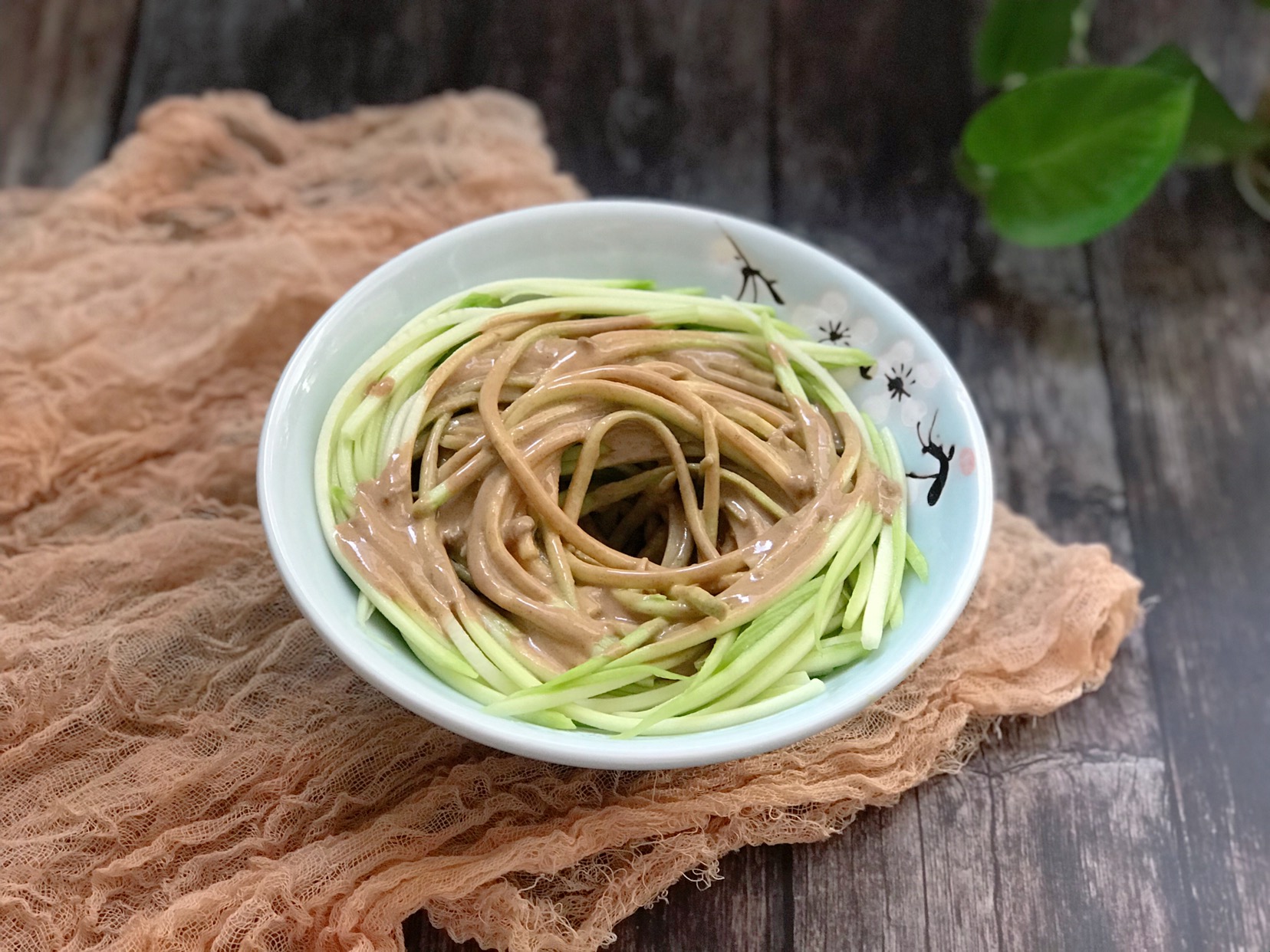 麻酱凉拌西葫芦的正确方法,西葫芦丝拌麻酱用烫一下西葫芦吗