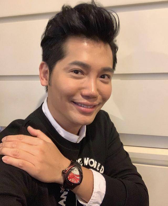 TVB小生同性感妈妈首次同台演出直言最大压力是抱起她