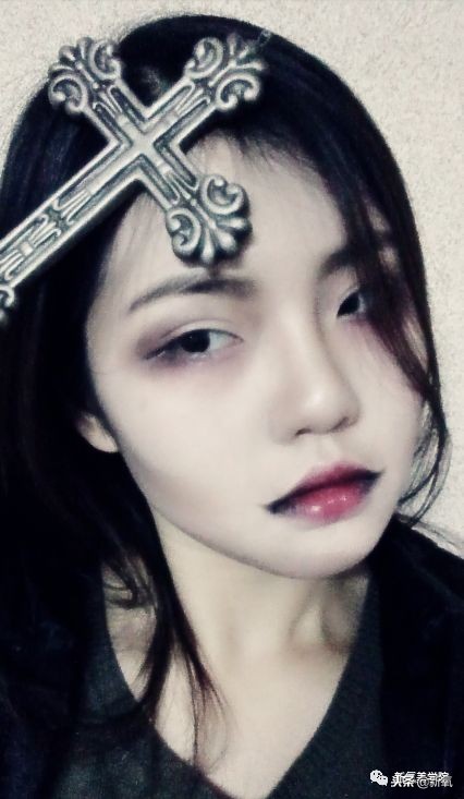 谭松韵蓬松的头,谭松韵摘掉眼镜打扮后惊艳出场