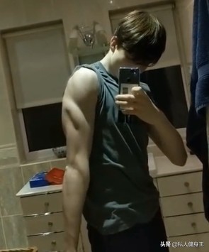 16岁小伙健身一年成肌肉男,78斤独臂独腿小伙健身增肌到130斤