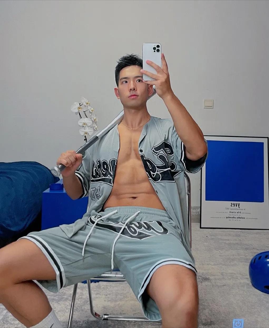 体育生肌肉身材,肌肉体育生秀腹肌