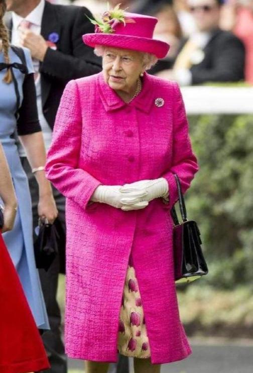 英国女王一生穿过的衣服展览,94年女人的衣服