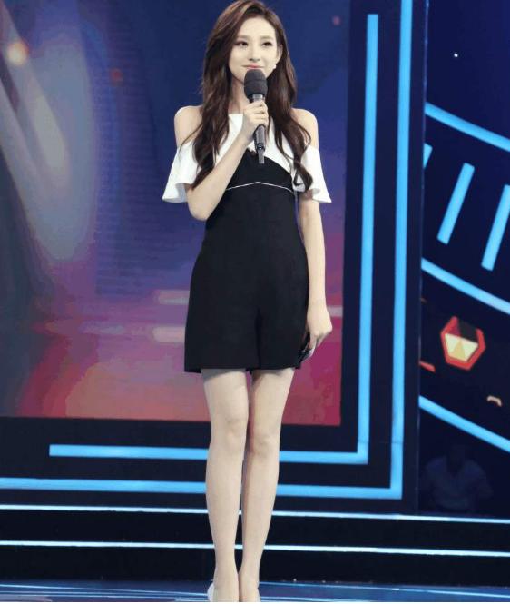 她曾18岁走秀不慎掉落泳裤：坚持走完，如今成央视美女主持人