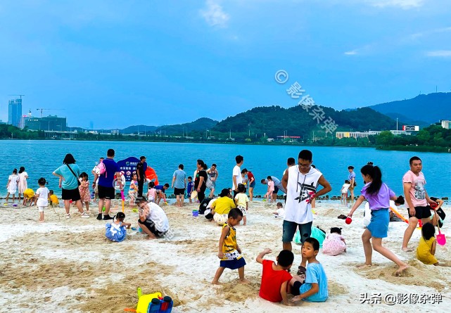 长沙梅溪湖小孩玩沙子,长沙梅溪湖游玩孩子