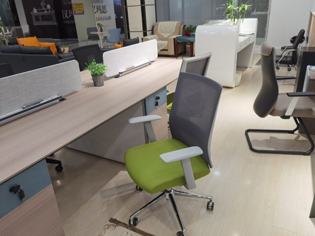 挂“名字”不如挂“广告”？郑州一家具店“藏”起门头做生意，店员道出原因