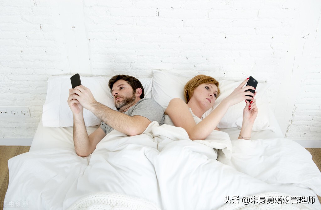 情人相信男人对她是真爱，如何打破她的幻想？妻子们转给情人看看