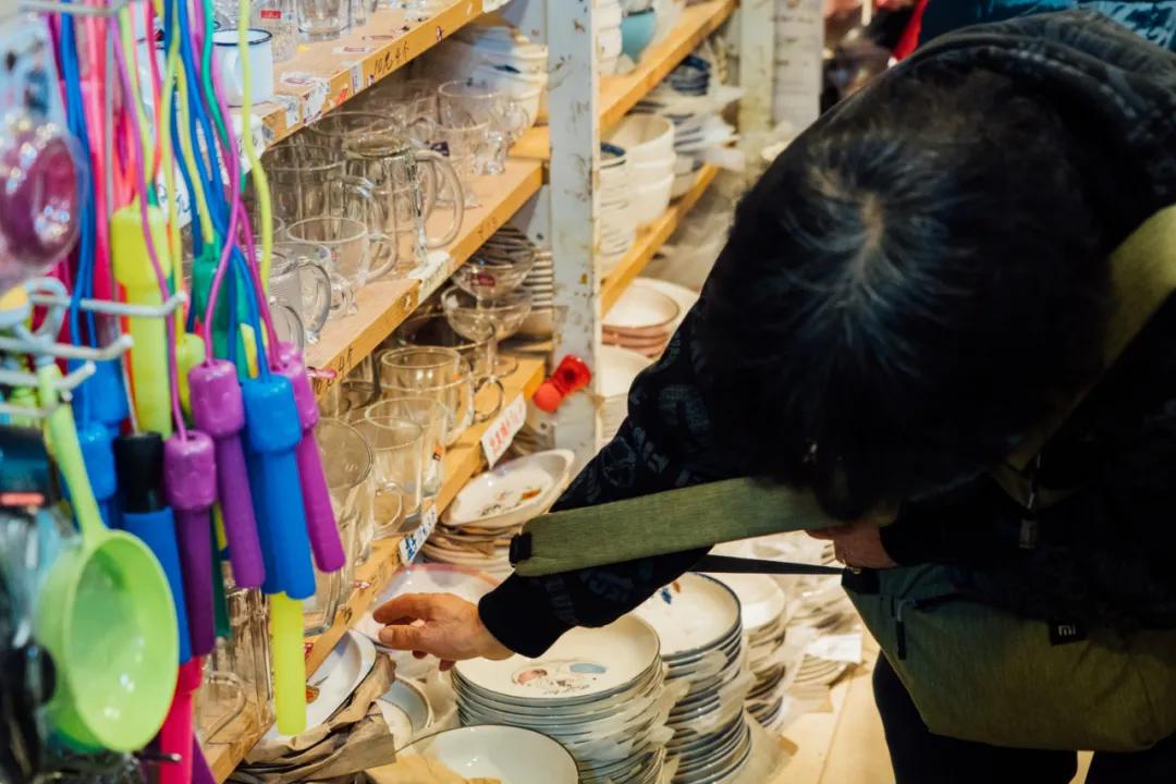 活着的两元店，2块钱能买啥？