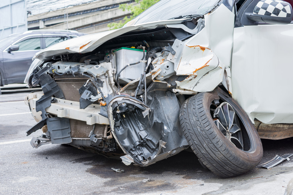 交通肇事罪如何认定逃逸致人死亡,故意伤人且肇事逃逸应判多久