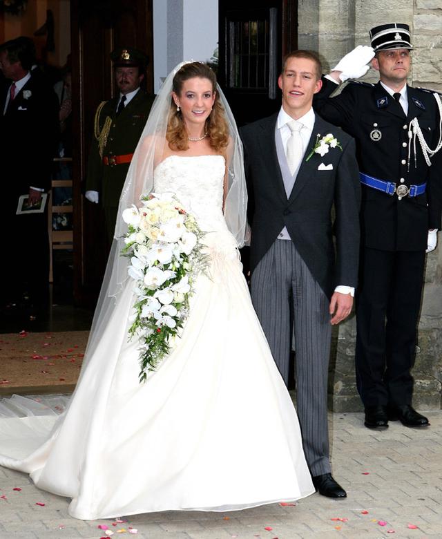 卢森堡前王妃再婚，挺孕肚穿12年前的旧款礼服，以花代冠满眼幸福