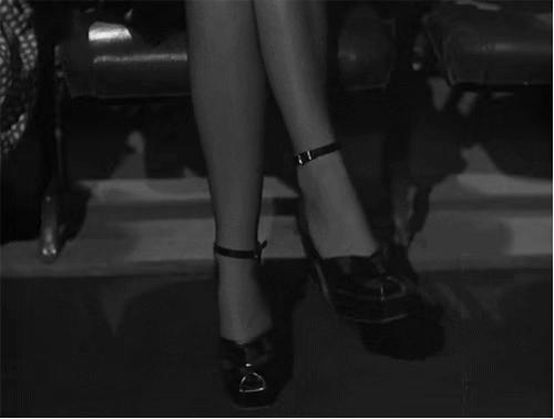 夏天穿什么鞋子不捂脚透气,天气热鞋捂脚