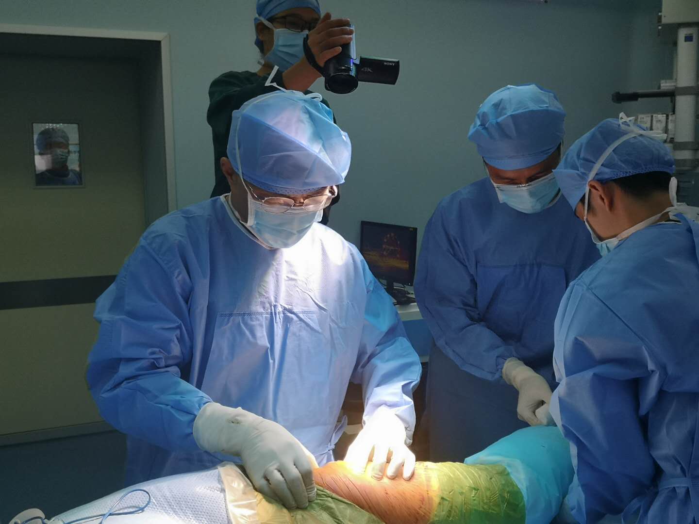 26岁小伙腰腿痛,男子51岁两胯痛是怎么回事