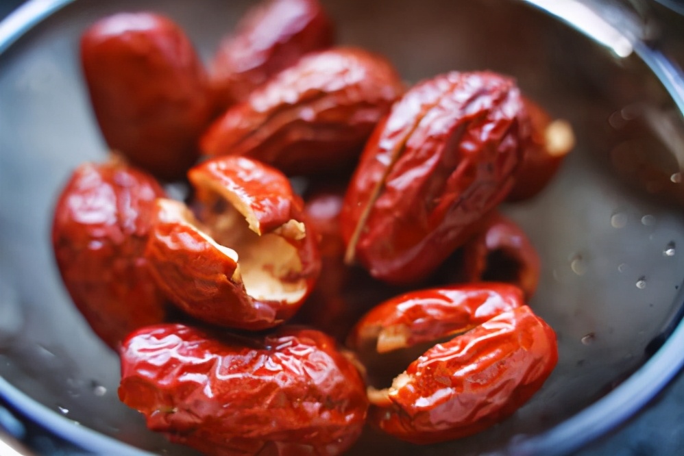 怎样煮鲜枣更甜又好吃,解锁红枣新吃法三蒸三晒软糯香甜