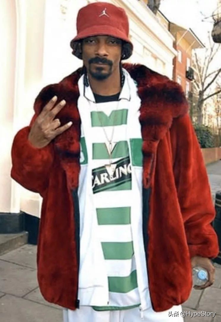 他是西海岸教父级的说唱歌手,也是足球圈最拽的球衣狂魔