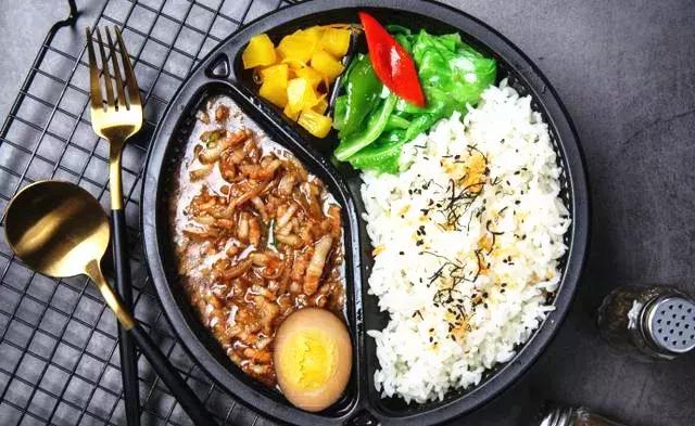 卤肉饭一个月挣多少钱,90后小伙辞职赚多少钱