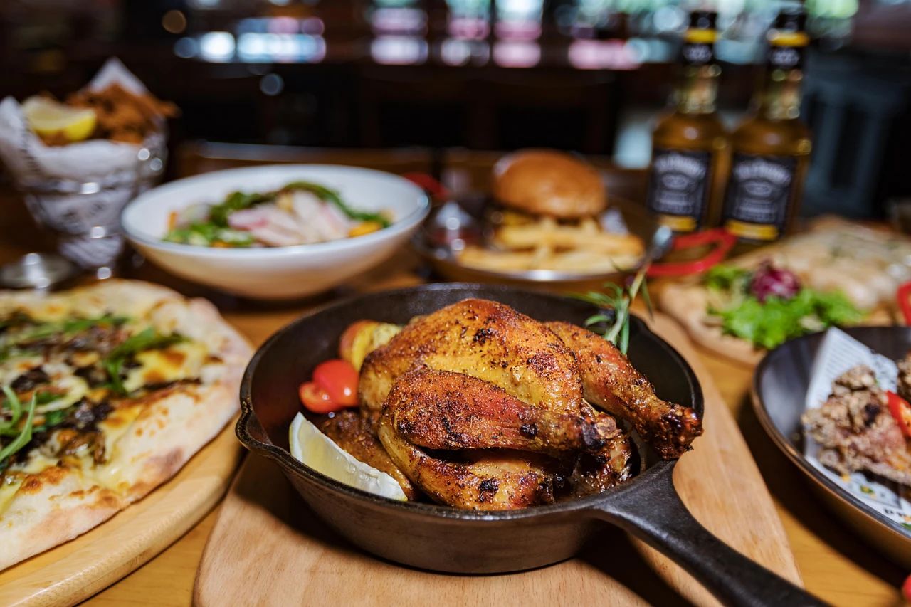 重庆第①家正版餐酒博物馆来了！1000+酒水，50+简餐，嗨翻16h