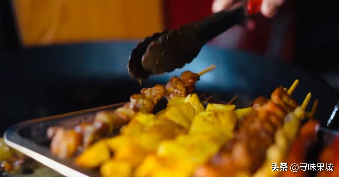 83岁老阿婆卖串串,成都70岁阿婆摆摊