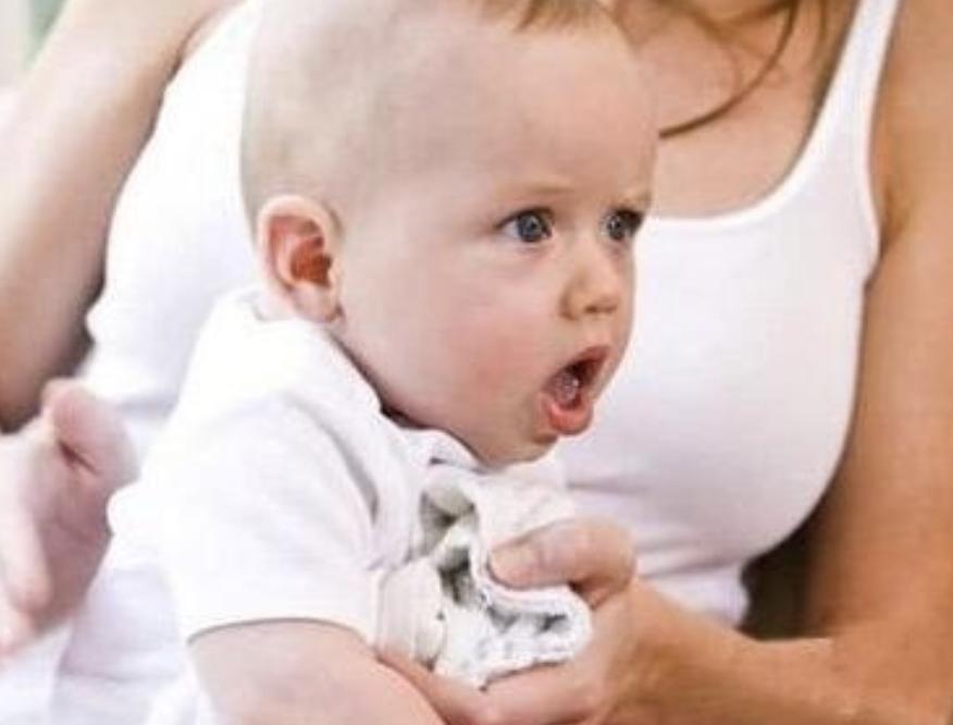 宝宝吐奶怎么办6个方法改善,宝宝吐奶多怎么办最有效