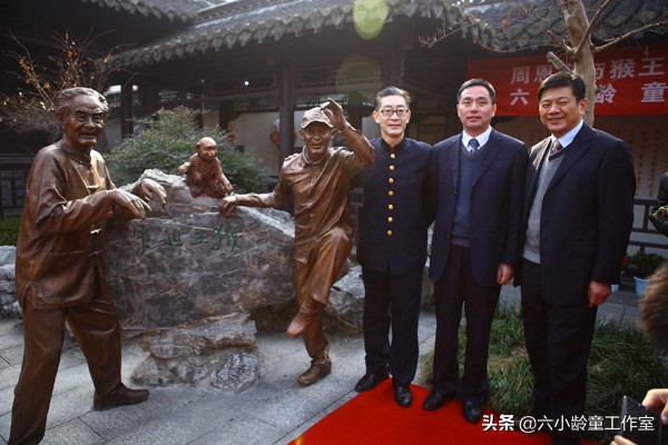 六小龄童纪念日,六小龄童和父亲合影