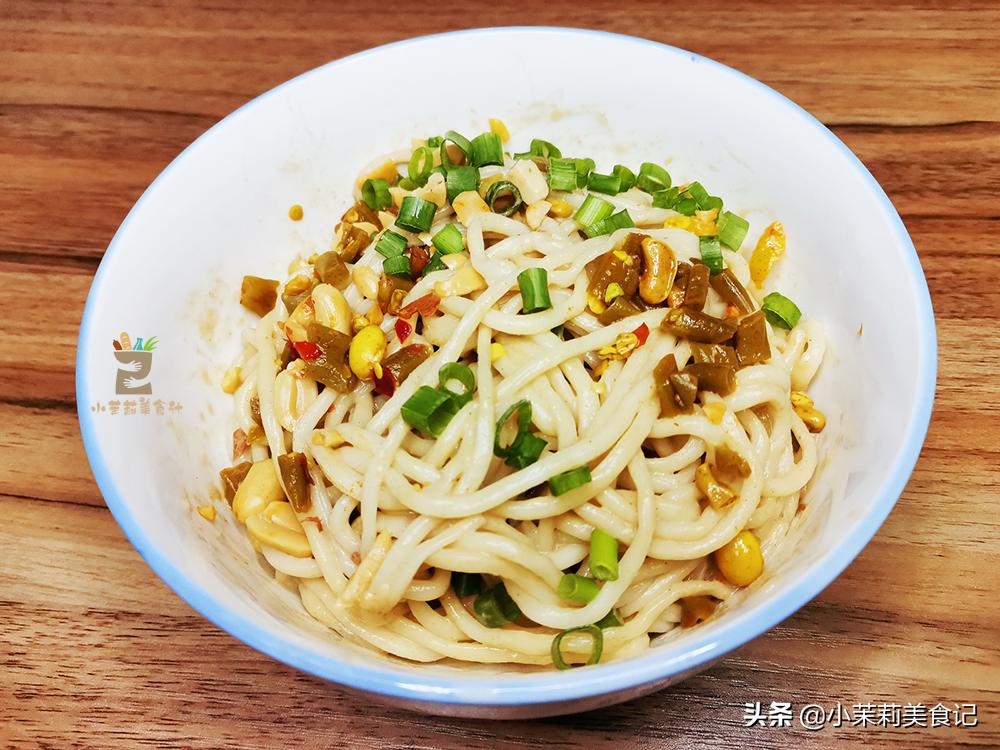 热干面调麻酱很关键，加入雪碧是灵魂，层层美味，好吃到停不下来