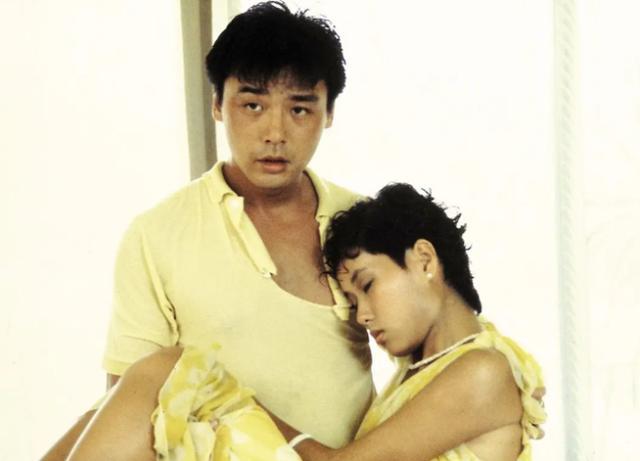 她甩掉钟镇涛，一次交往5个外籍男友，背着上亿钞票行走江湖