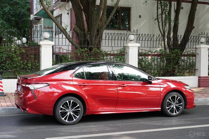 八代凯美瑞运动版红内饰,八代凯美瑞运动版电光宝石绿