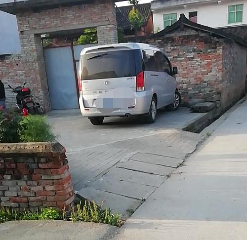 村里有人来推销卖东西能报警吗,村里来了一伙人卖电器