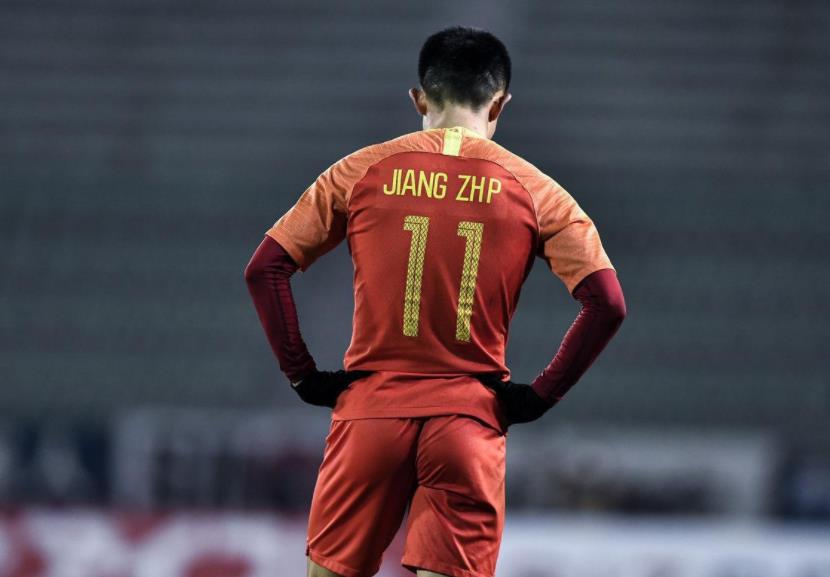 姜至鹏回应是他的头来撞我的脚,姜至鹏踢头