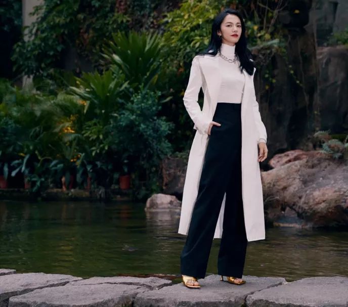 姚晨又把衬衫穿出高级范,姚晨穿紫色衬衫内搭黑色吊带裙