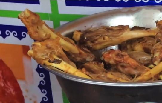 路边摊卖的烤羊腿,街边摆摊卖烤羊腿