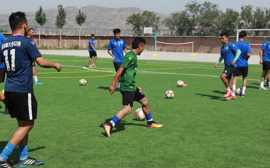 买买提篮球运动员,买买提踢足球