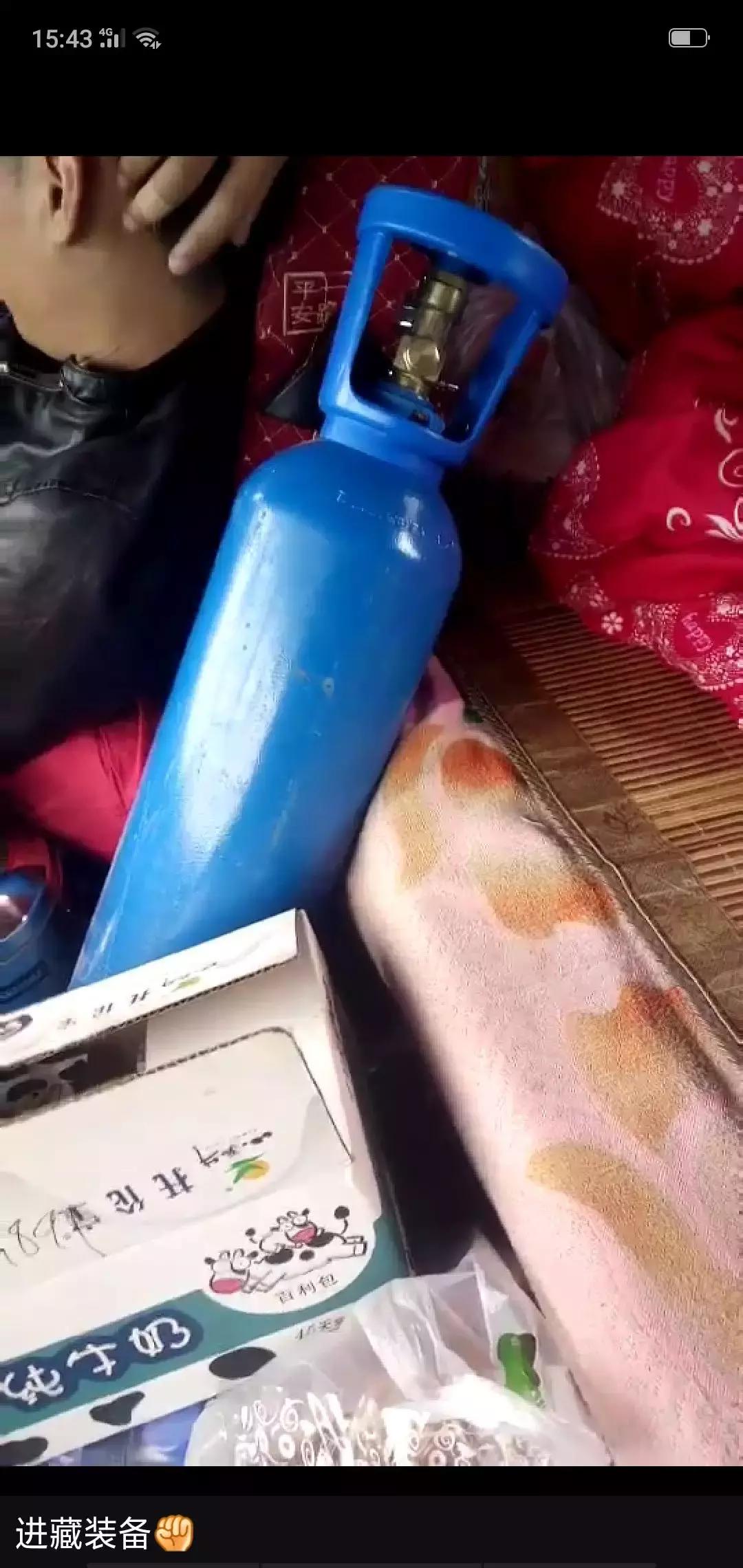 河南的卡车司机年终庆功会上，他竟然穿着睡衣上台领了个奖