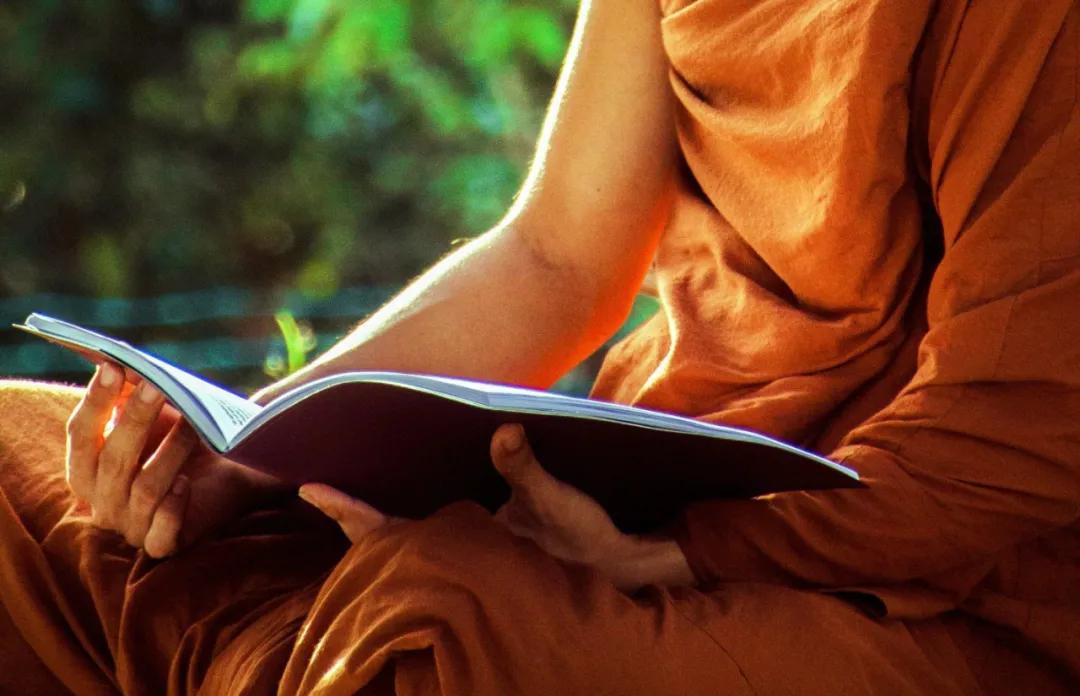 徒步20公里、海岛游变抄佛经，团建之后我想离职了