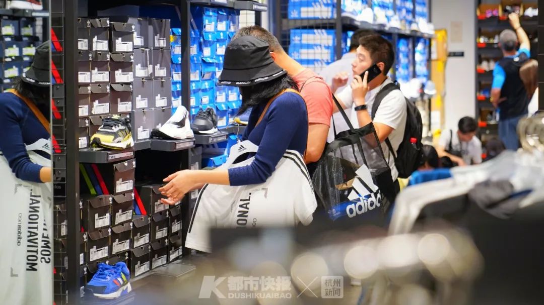 身上穿了假的耐克,阿迪耐克真假穿着体验